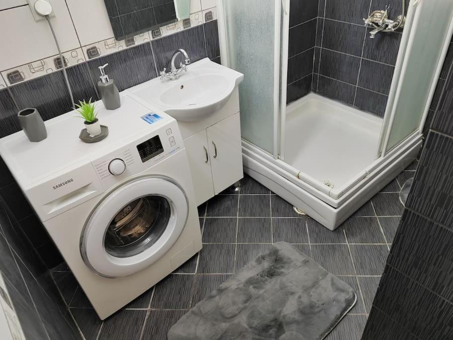 Sqare Apartment *