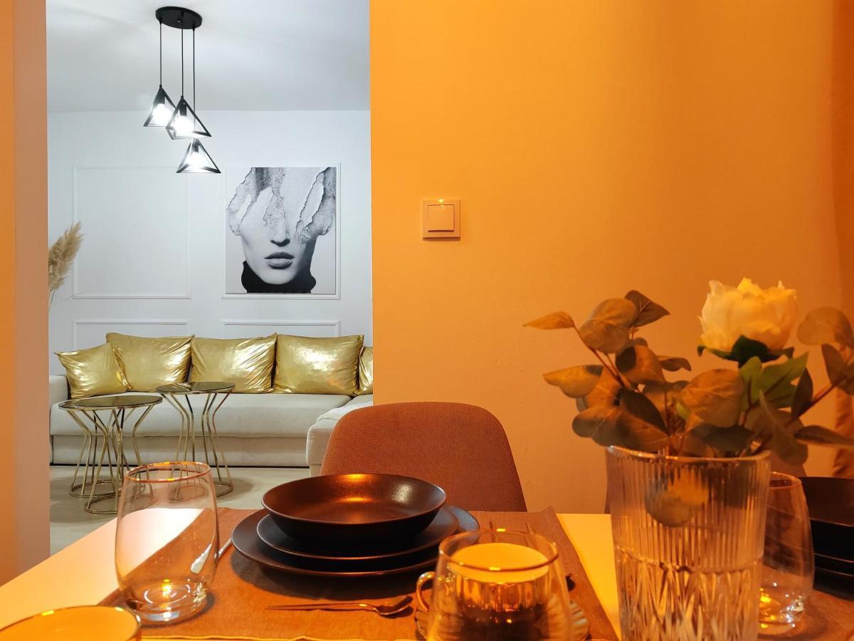 Sqare Apartment *